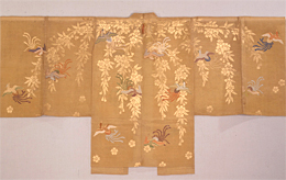 黄地枝垂桜に尾長鳥文金襴長絹 江戸時代　江戸時代　17から18世紀