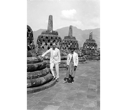 ボロブドゥール遺跡を訪れた義親（向かって左）　昭和4年（1929）　個人蔵